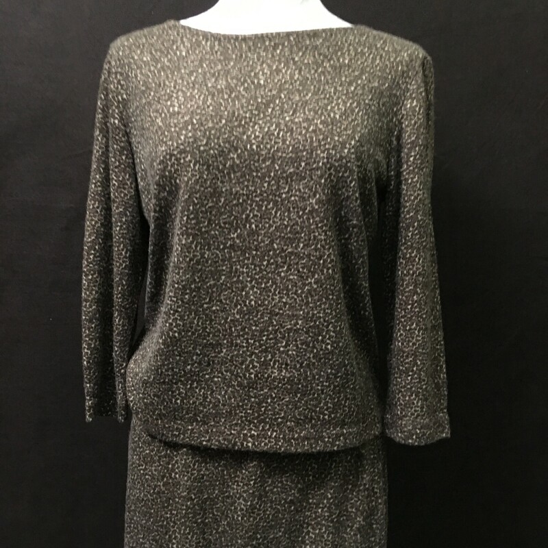 Vintage Acrylic Wool Sweater Set, Vintage Petite Leopard print knit, Size: Small
Maxi skirt pull on, long sleeve round neck sweater top.
77% Acrylic, 15% wool, 8% nylon
11.8 oz