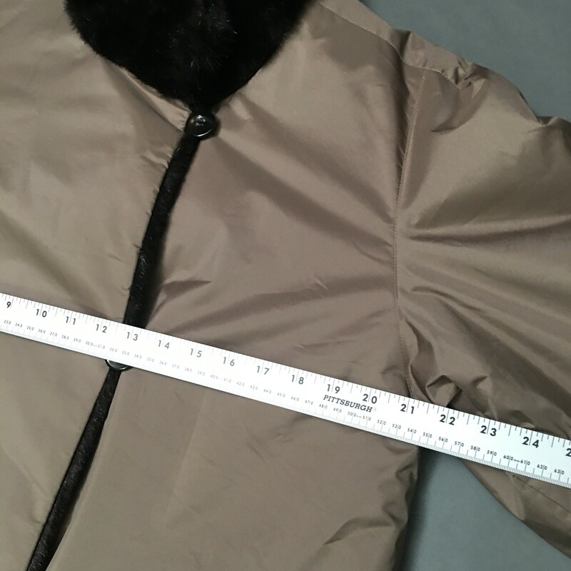Reversible Faux Fur Trench, 2-Tone, Size: 10
Women's Light Brown Trench Coat, Reversible Dark Brown Thick Faux Fur Mink, Ladies Size M-L
side hand pockets, three buttons,44\" length, sleeves 24\", chest 21\" - It has no maker tag, please see photos
Really nice clean condition
4 lbs 3.9 oz