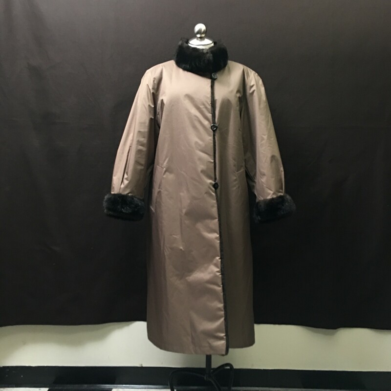 Reversible Faux Fur Trench, 2-Tone, Size: 10
Women's Light Brown Trench Coat, Reversible Dark Brown Thick Faux Fur Mink, Ladies Size M-L
side hand pockets, three buttons,44\" length, sleeves 24\", chest 21\" - It has no maker tag, please see photos
Really nice clean condition
4 lbs 3.9 oz