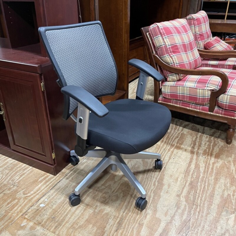 Adjustable Mesh Desk Chair w/Arms
