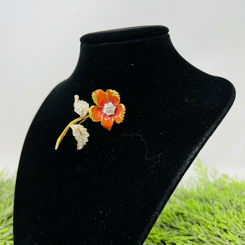 Vintage Nolan Miller orange flower brooch.

A very elegant accessory piece!

Small gold metal Nolan Miller orange flower brooch with clear rhinestones.

There is minor wear on the brooch.

2 1/2in tall