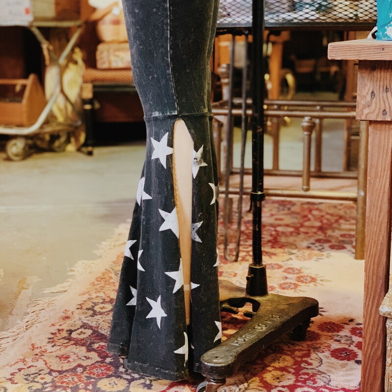 These comfy flares will have you styling and staying cozy! The mineral wash and star pattern is what makes this pair of flares a must have!