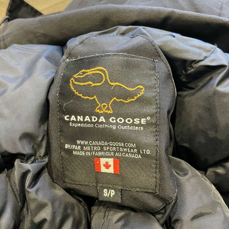 Canada Goose Parka, Black, Size:
Ladies Small
Good Condition - NO FUR COLLAR!