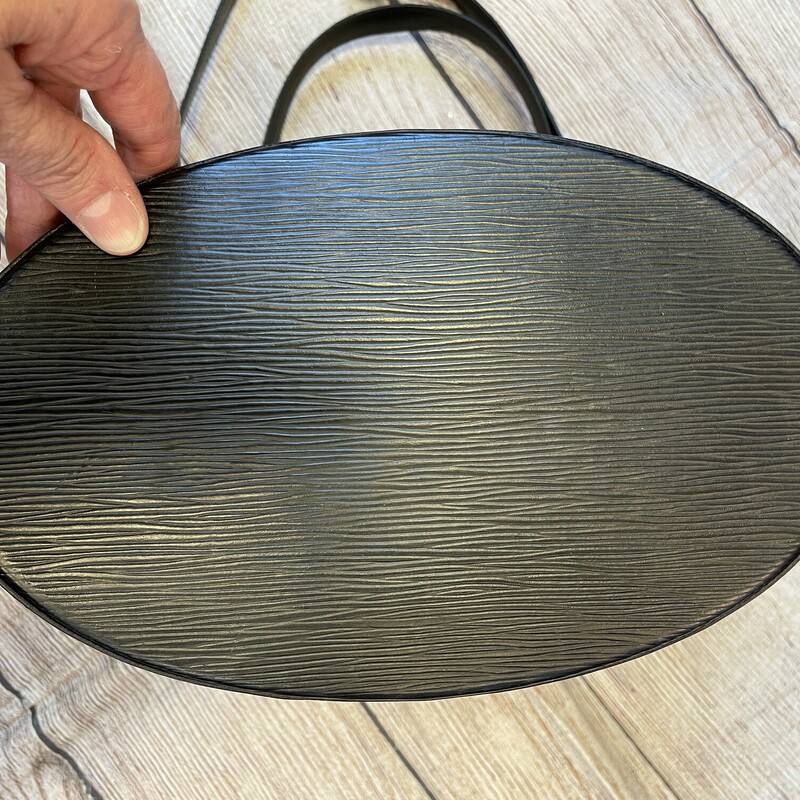 Louis Vuitton LV Saint Jacques Epi purse  Black, Oval Shape bottom.  Retial price $1400.00. This bag is in great condition.  There is a small mark on the inside, see pics , Black Leather, Gold-Tone Hardware, Dual Shoulder Straps, Some Staining On The Suede Lining At The Bottom, Zip Closure at Top.<br />
<br />
Details, Shoulder Strap Drop: 11 inches, Height: 20.25 inches, Width: 13.5 inches, Depth: 0.5 inches.