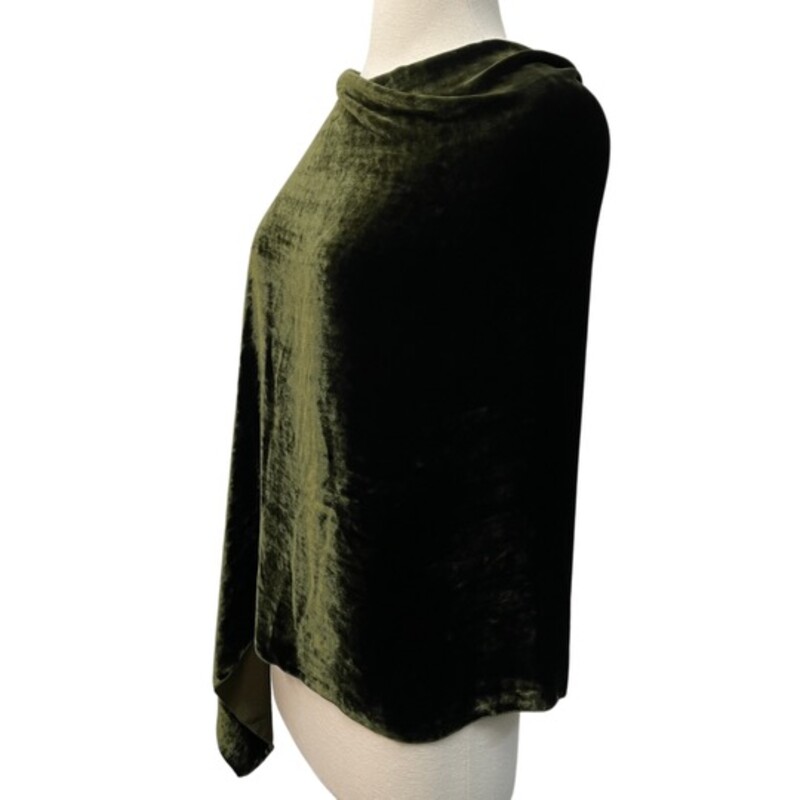 Dana Herbert Velvet Poncho<br />
Color: Forest Green<br />
Silk & Rayon<br />
One Size Fits Most