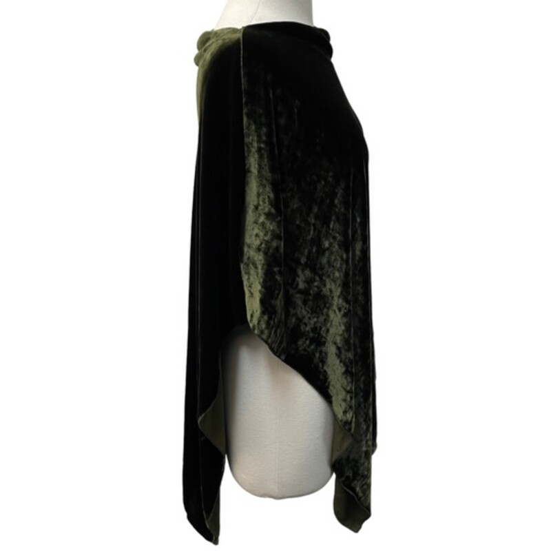 Dana Herbert Velvet Poncho<br />
Color: Forest Green<br />
Silk & Rayon<br />
One Size Fits Most