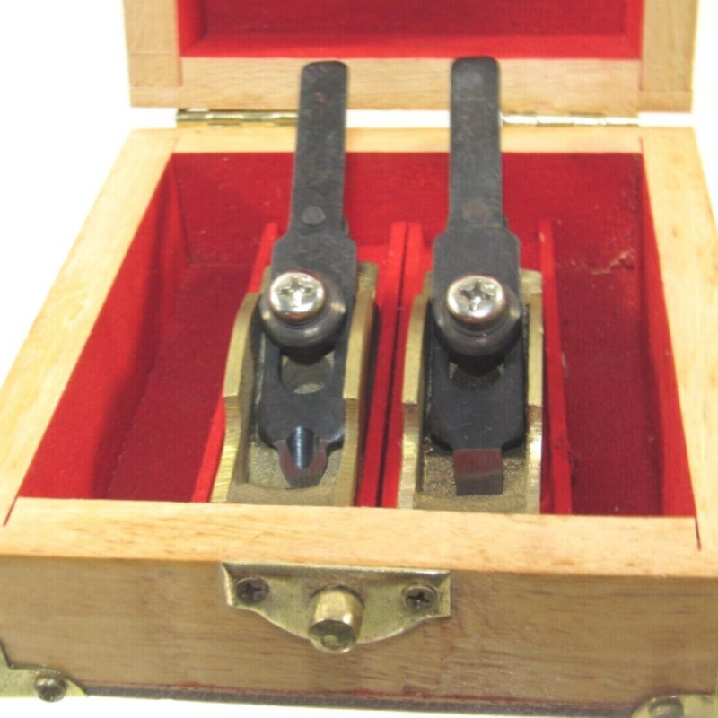 Plane Set
MINTY AMT BRASS LUTHIER PLANE SET OF 2 WITH WOODEN BOX BOX