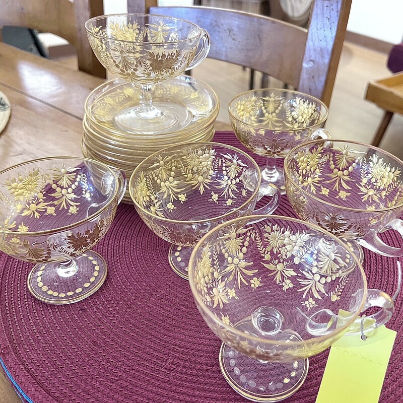 Teacups with Plates, Decorated with Gold
Size: 18 Pcs
