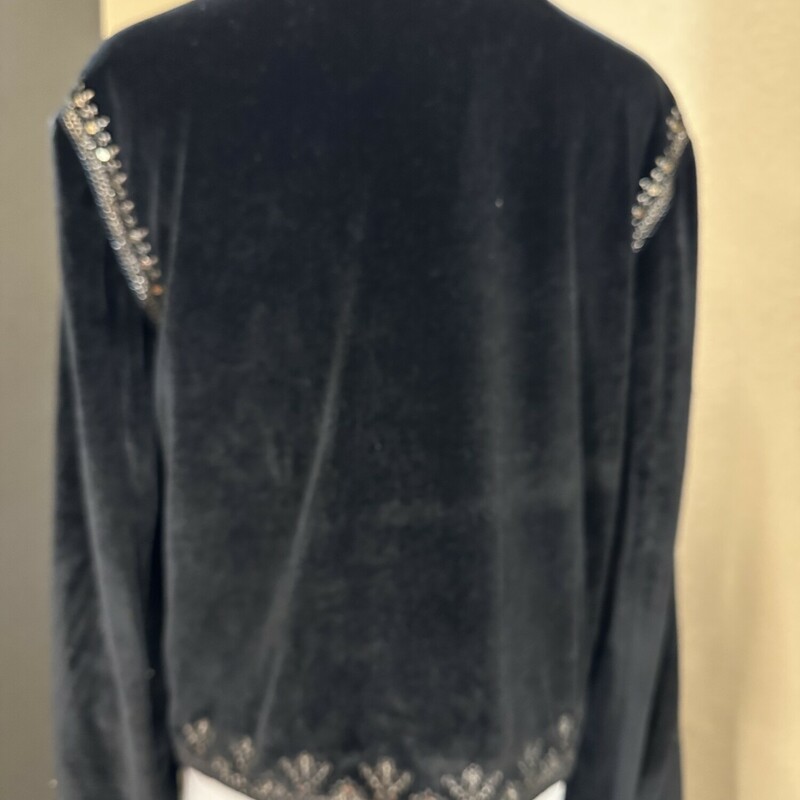 Christian Siriano Velevet Jacket just in time for the holidays or that special winter wedding you have been invited to!The black vevet is detailed with gold thread to add that extra specail touch ! Sixe Large $29.99