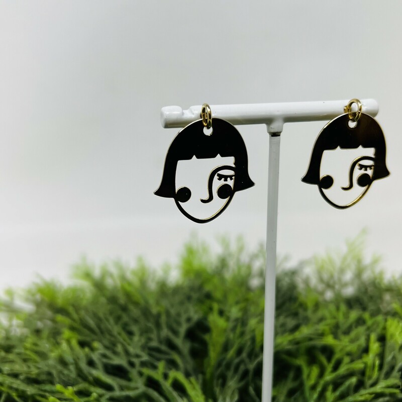 Gold woman face earrings.

Includes 2 pieces.

Abstract woman face gold tone dangle earrings with post backings.

There is minor wear on the earrings.

Each: 1in tall