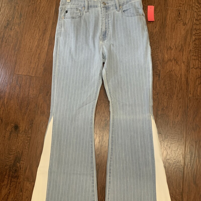 Kan Can two tone Flare Jean , Size 11
Have fun with these fantastic two tone flare jeans fron Kan Can ! you will be busy dancing in these ! Great price at $34.99