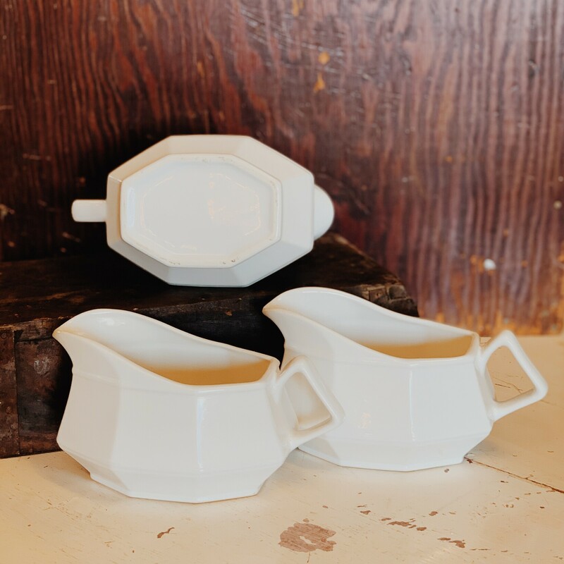 These beautiful gravy boats have a sleek design that gives them a vintage look. These are great for kitchen shelf decor, cabinet decor, or for actual serveware!<br />
<br />
Measurements: 7.5 Inches x 3.75 Inches x 3.75 Inches