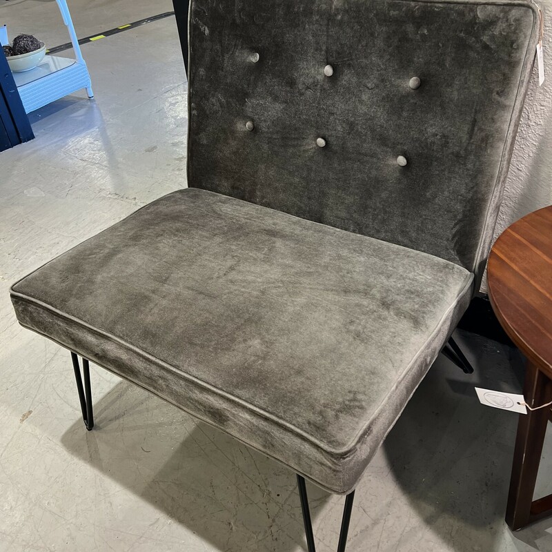 Modern velvet armless chair.

A very chic furniture piece!

Soft, luxurious grey velvet modern armless with a tufted backrest cushion and black metal legs.

There is minimal wear on the chair.

32in wide x 36in tall x 26in deep x 17in tall (seat to floor)