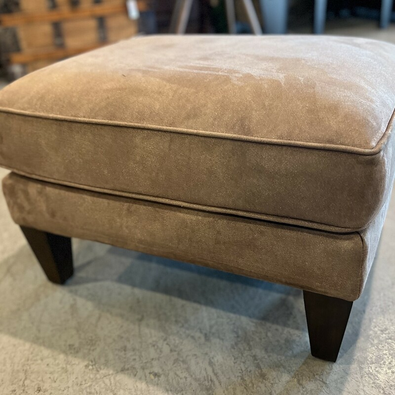 Microsuede Flexsteel ottoman.

Beautifully soft tan microsuede Flexsteel ottoman with dark wood legs.

*There is a matching loveseat priced separately.

There is minimal wear on the ottoman.

17 1/2in tall x 21in deep x 26in wide