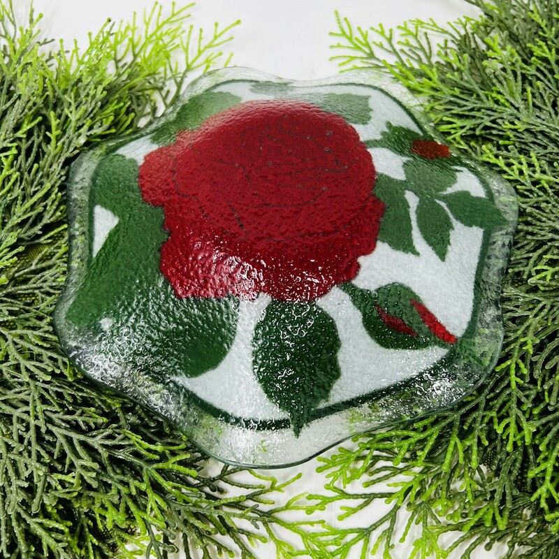 Vintage Peggy Karr rose glass bowl set.

Includes 2 pieces.

Beautiful clear fused glass Peggy Karr bowls with red roses and full green leafy stems.

Accented with ruffled edges.

There is minor wear on the bowls.

Small: 8in diameter x 1 1/2in tall
Large: 10 1/2in diameter x 2in tall