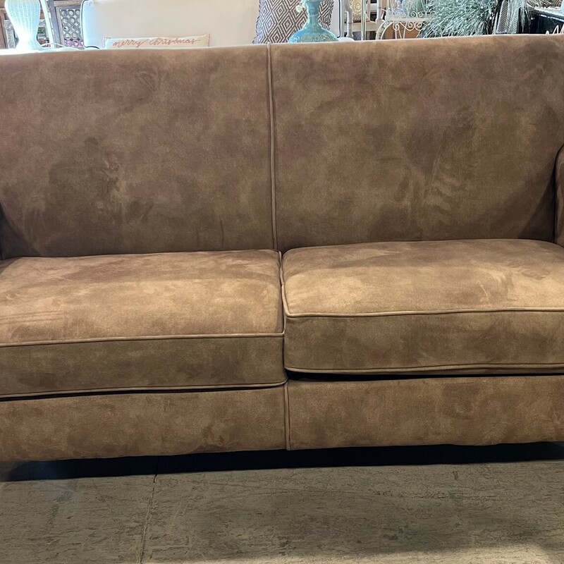 Microsuede Flexsteel loveseat.

Beautifully soft tan microsuede Flexsteel loveseat with dark wood legs.

*There is a matching ottoman priced separately.

There is minimal wear on the loveseat.

36in tall x 32in deep x 69in wide x 19in tall (seat to floor)