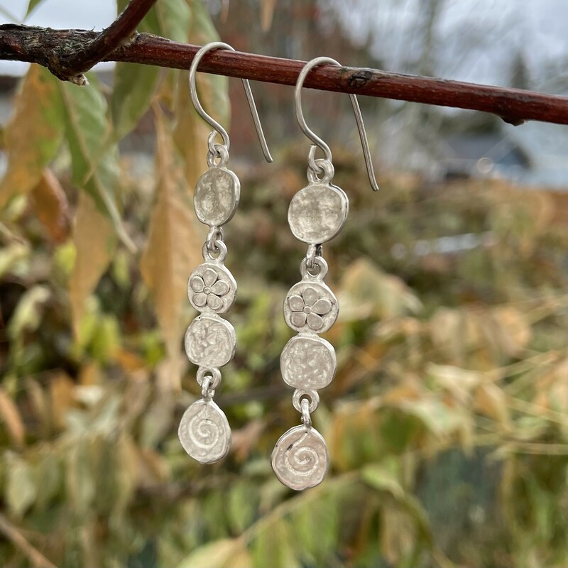 .925 Silpada Dangle Earrings
Daisy Drop Style
Hammered Design
Flowers and Swirls
Sterling Silver