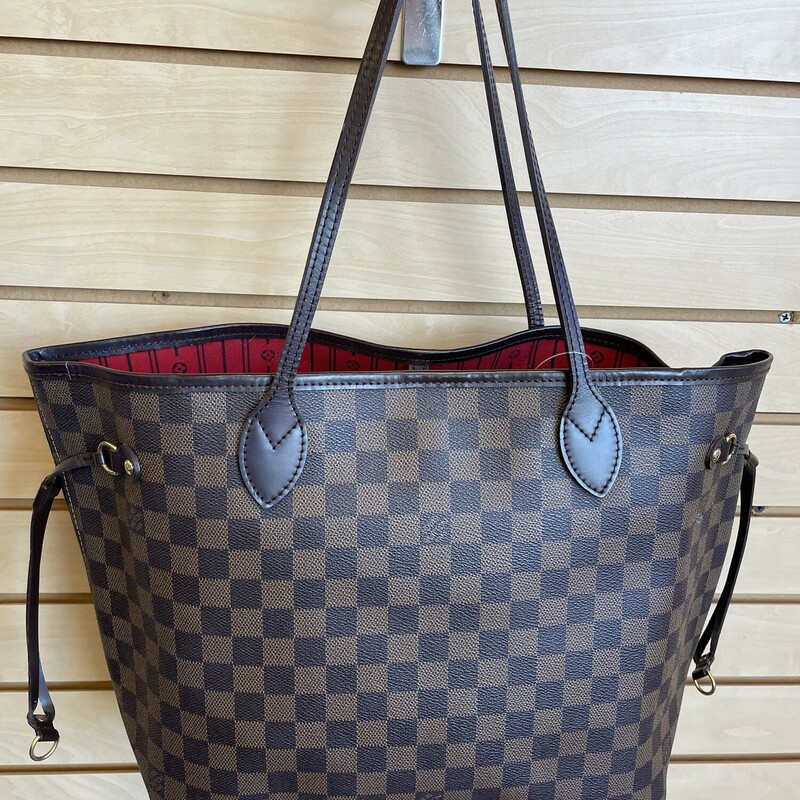 LV Damier Neverfull MM, Brown, Size: As Is<br />
Damier Ebene Pattern, Brass Hardware, Dual Shoulder Straps, Leather Trim Embellishment, Canvas Lining With Staining On The Bottom Of The Lining & Single Interior Pocket, Clasp Closure at Top.<br />
<br />
Details, Shoulder Strap Drop: 8.25 inches, Height: 11 inches, Width: 12.5 inches, Depth: 6.25 inches.