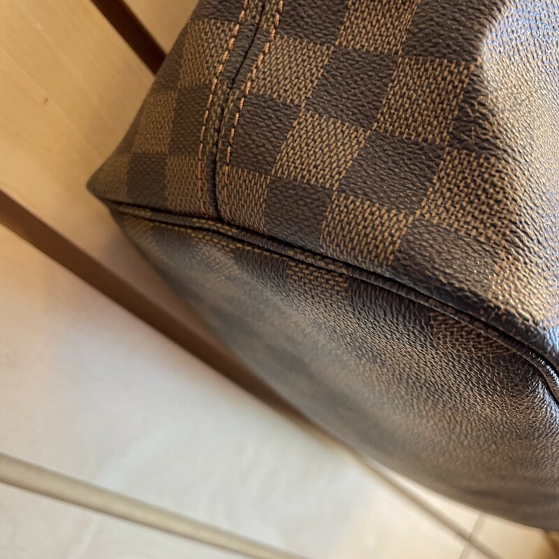 LV Damier Neverfull MM, Brown, Size: As Is<br />
Damier Ebene Pattern, Brass Hardware, Dual Shoulder Straps, Leather Trim Embellishment, Canvas Lining With Staining On The Bottom Of The Lining & Single Interior Pocket, Clasp Closure at Top.<br />
<br />
Details, Shoulder Strap Drop: 8.25 inches, Height: 11 inches, Width: 12.5 inches, Depth: 6.25 inches.