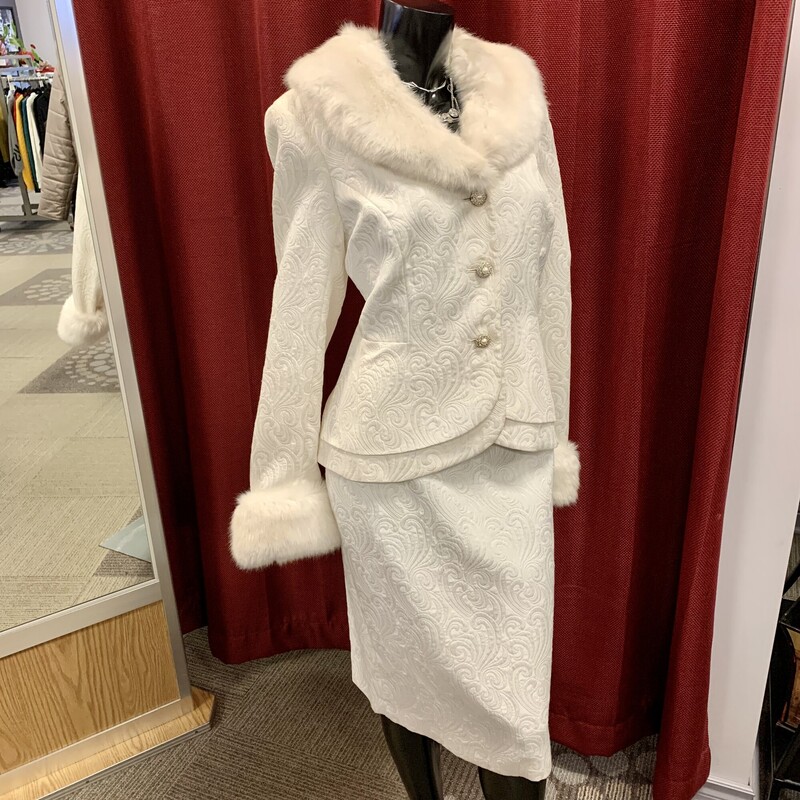 John Meyer Suit,
COlour: White,
Size: M / L,

Something you need to try on - very sweet.
Fur is detachable.
Contact the store for any questions.