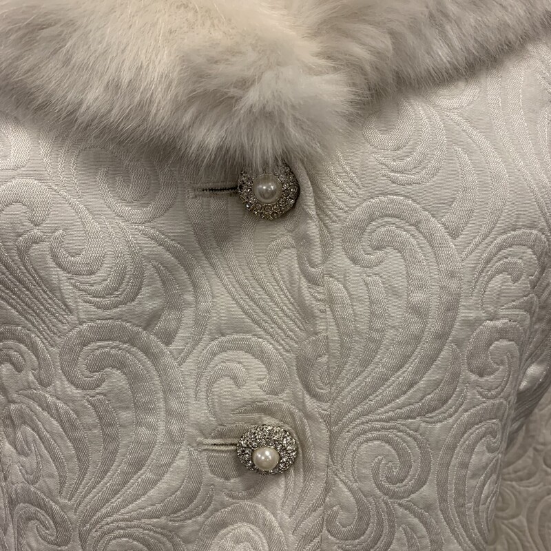 John Meyer Suit,<br />
COlour: White,<br />
Size: M / L,<br />
<br />
Something you need to try on - very sweet.<br />
Fur is detachable.<br />
Contact the store for any questions.