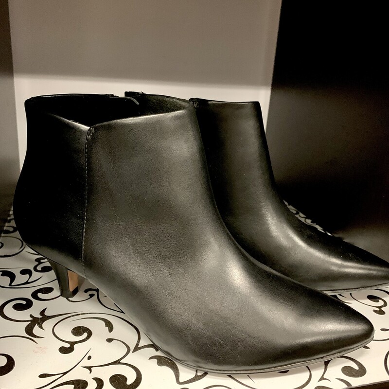 Clarks Ankle Boots Heel,
Colour: Black,
Size: 5.5,
As new,

Please contact the store if you want this item shipped.