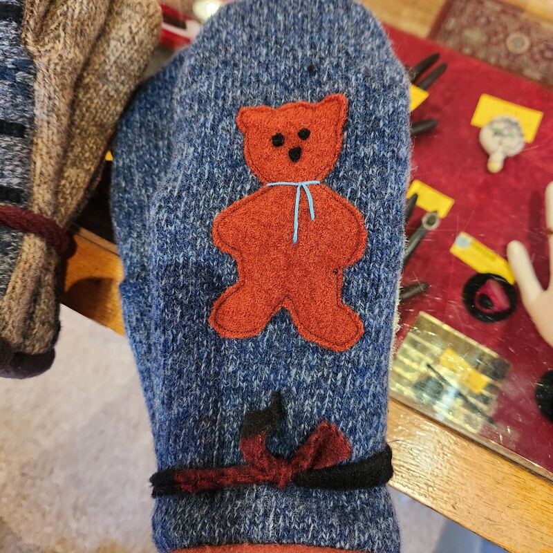 RECYCLED  MITTENS BEAR