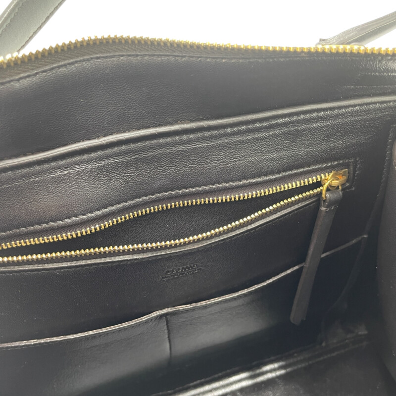 Celine Bullhide Ring Zip, DkBrn.Bk, Size: OS

condition: VERY GOOD. light wear to bottom corners, clean interior

12W x 8.5H x 7D
6.5in handle drop
6.5 handle drop