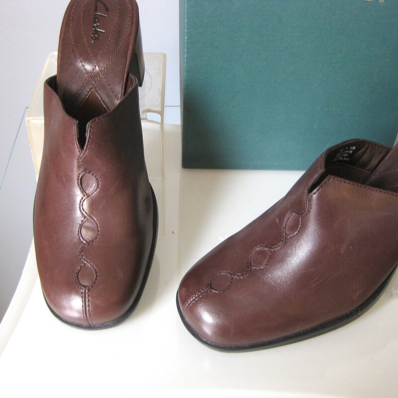 NIB Clarks Mules, Brown, Size: 7 M<br />
New Never worn brown leather mules or slides by Clarks.<br />
These are the Curtis model in cafe brown<br />
<br />
Heel is 2.5 high<br />
THanks for looking!<br />
#56044