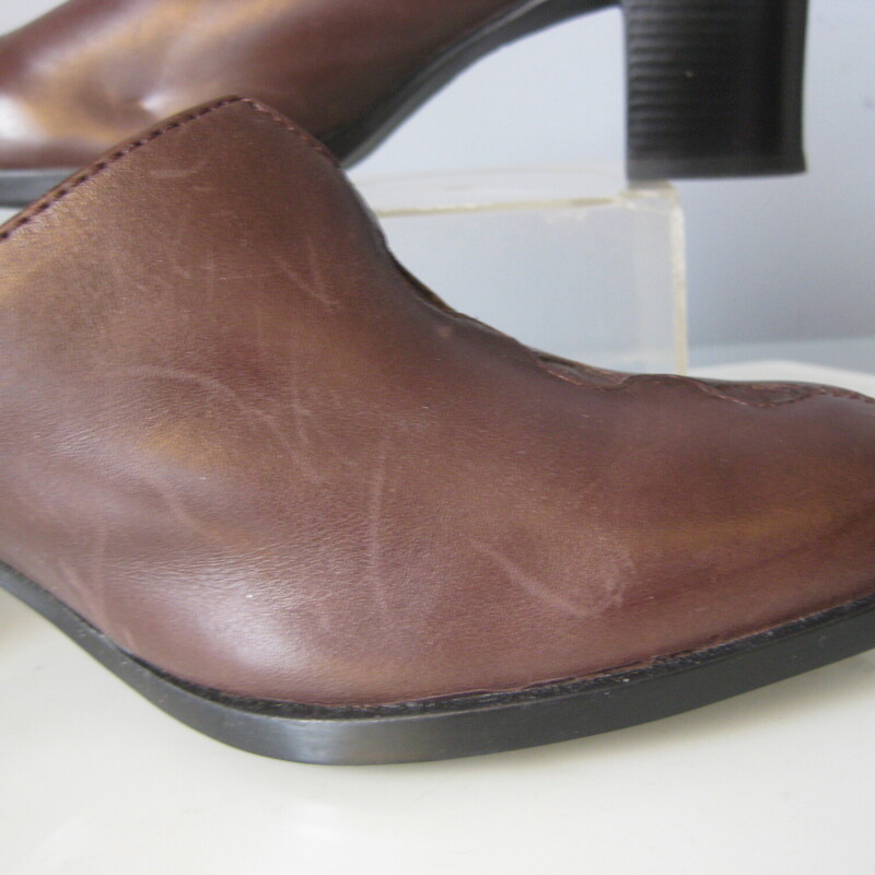 NIB Clarks Mules, Brown, Size: 7 M<br />
New Never worn brown leather mules or slides by Clarks.<br />
These are the Curtis model in cafe brown<br />
<br />
Heel is 2.5 high<br />
THanks for looking!<br />
#56044