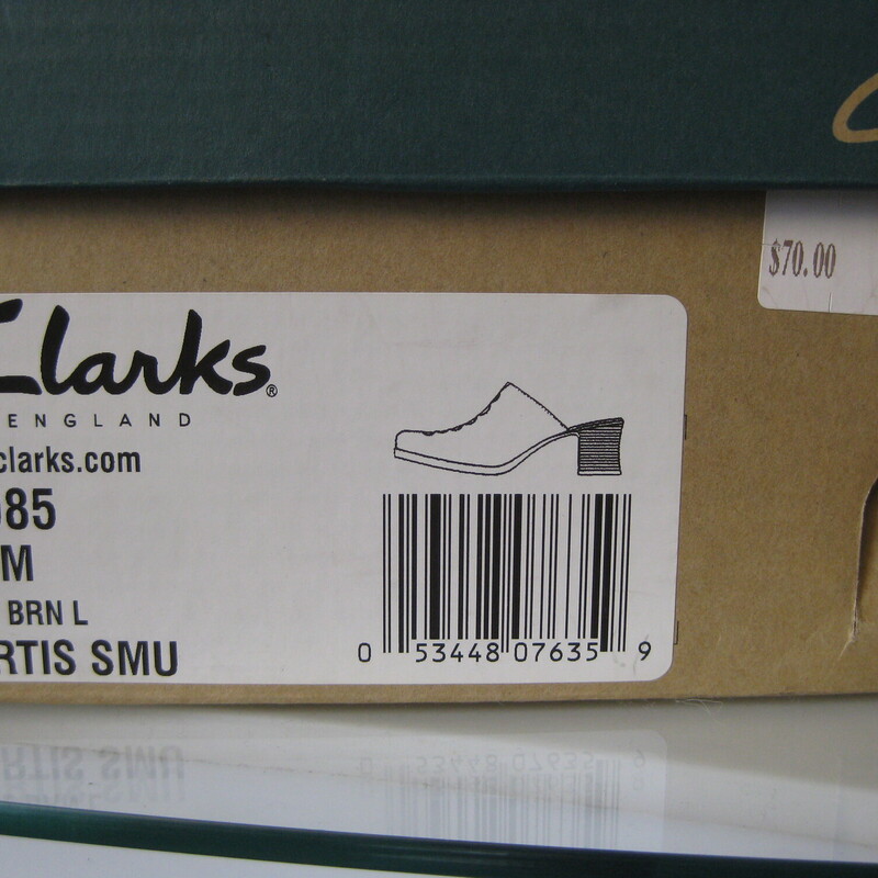 NIB Clarks Mules, Brown, Size: 7 M
New Never worn brown leather mules or slides by Clarks.
These are the Curtis model in cafe brown

Heel is 2.5 high
THanks for looking!
#56044