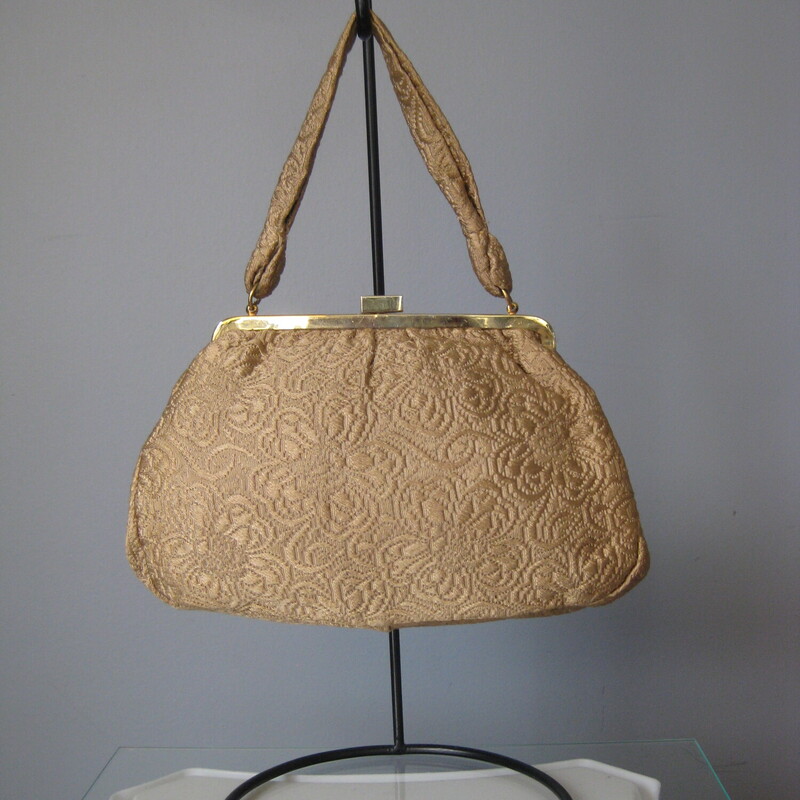 Vtg Brocade Frame Bag, Beige, Size: None<br />
<br />
Pretty frame bag  from the 1950s in gold and white brocade.<br />
<br />
Tilt clasp metal frame molded with pretty flowers in antique gold.<br />
Excellent condition!<br />
Phone will fit!<br />
no tags<br />
<br />
Width: 9.5<br />
Height: 6.25<br />
Depth at bottom: 2<br />
Handle drop: 4.75<br />
<br />
Thanks for looking!<br />
#42165