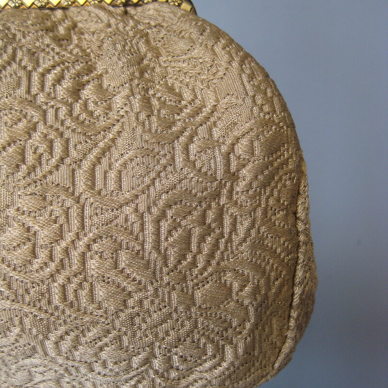Vtg Brocade Frame Bag, Beige, Size: None<br />
<br />
Pretty frame bag  from the 1950s in gold and white brocade.<br />
<br />
Tilt clasp metal frame molded with pretty flowers in antique gold.<br />
Excellent condition!<br />
Phone will fit!<br />
no tags<br />
<br />
Width: 9.5<br />
Height: 6.25<br />
Depth at bottom: 2<br />
Handle drop: 4.75<br />
<br />
Thanks for looking!<br />
#42165