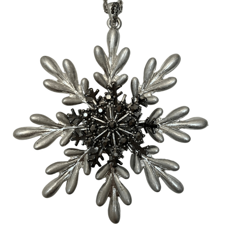 J Jill Snowflake Necklace
Silvertone
Silver and Black
Size: 34