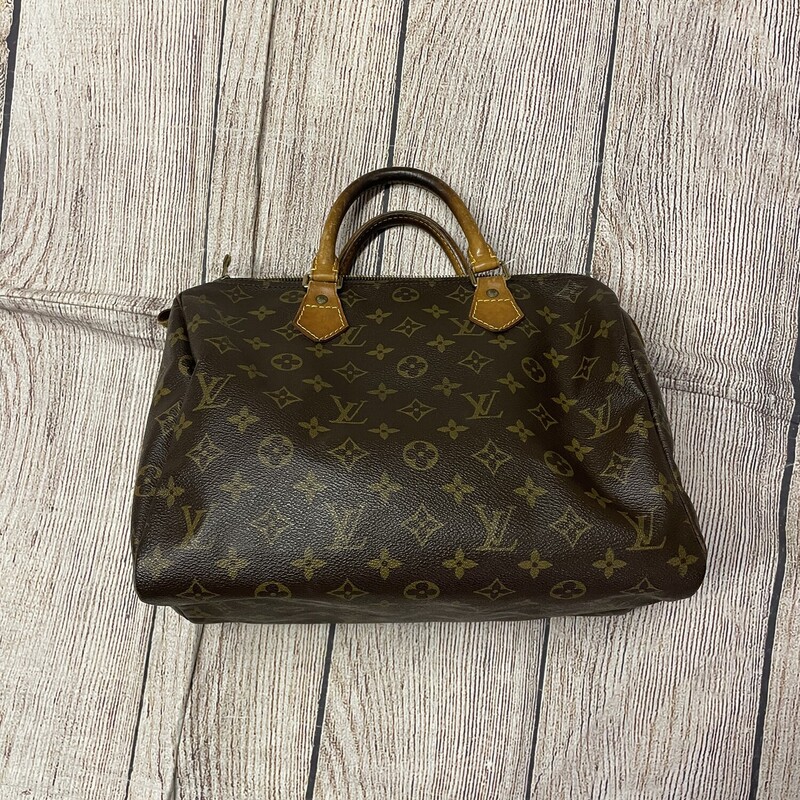 Sale!! was $749.99 NOW $599.99

LV Louis Vuitton Monogram Speedy 30

Moderate patina at trim and handles cracking on tabs/handles, moderate spot at interior.

Good condition

11.8” (L) x 8.3” (H) x 6.7” (D)

*Additional shipping and insurance rates will apply. A separate invoice will be sent due to the value of this item.