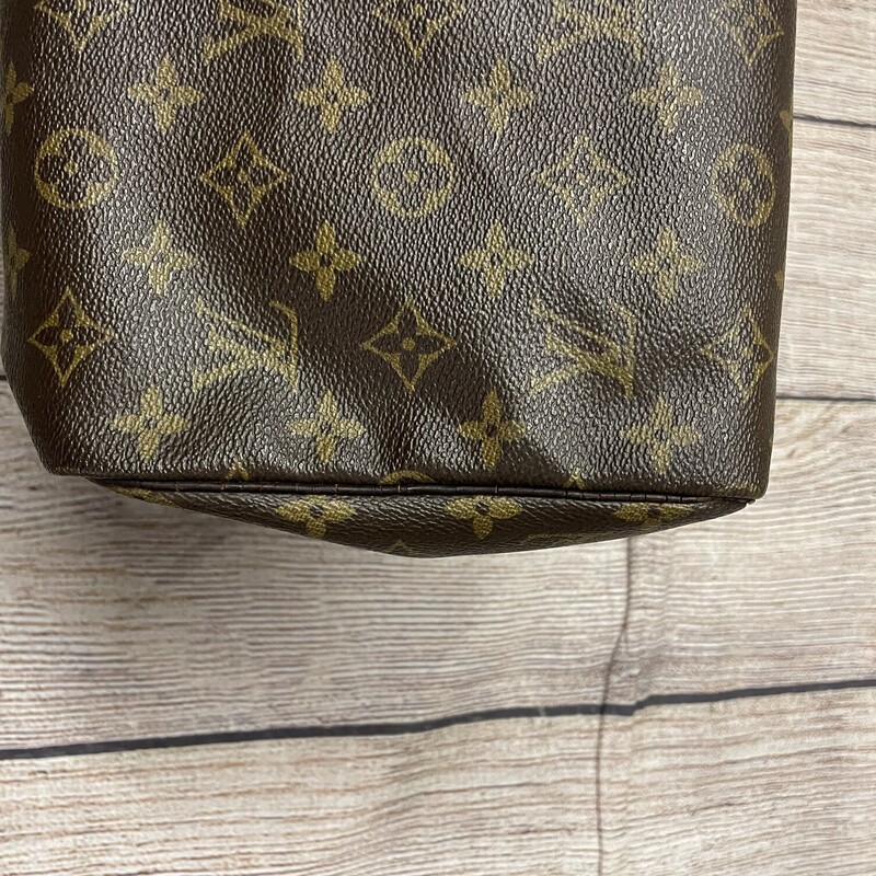 LV Louis Vuitton Monogram Speedy 30<br />
<br />
Moderate patina at trim and handles cracking on tabs/handles, moderate spot at interior.<br />
<br />
Good condition<br />
<br />
11.8” (L) x 8.3” (H) x 6.7” (D)<br />
<br />
shipping may have addtional charge for insurance.