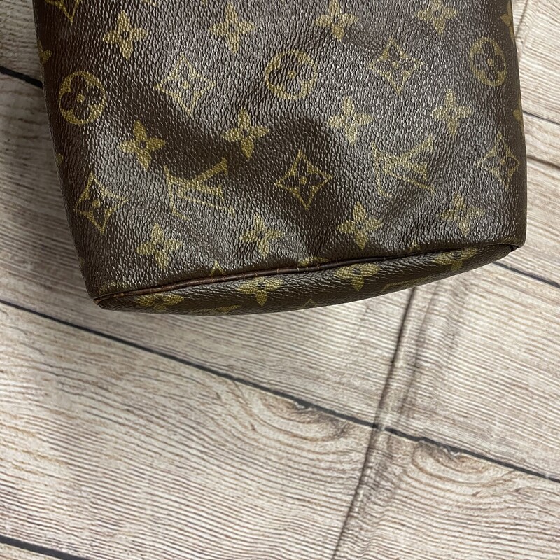 LV Louis Vuitton Monogram Speedy 30<br />
<br />
Moderate patina at trim and handles cracking on tabs/handles, moderate spot at interior.<br />
<br />
Good condition<br />
<br />
11.8” (L) x 8.3” (H) x 6.7” (D)<br />
<br />
shipping may have addtional charge for insurance.