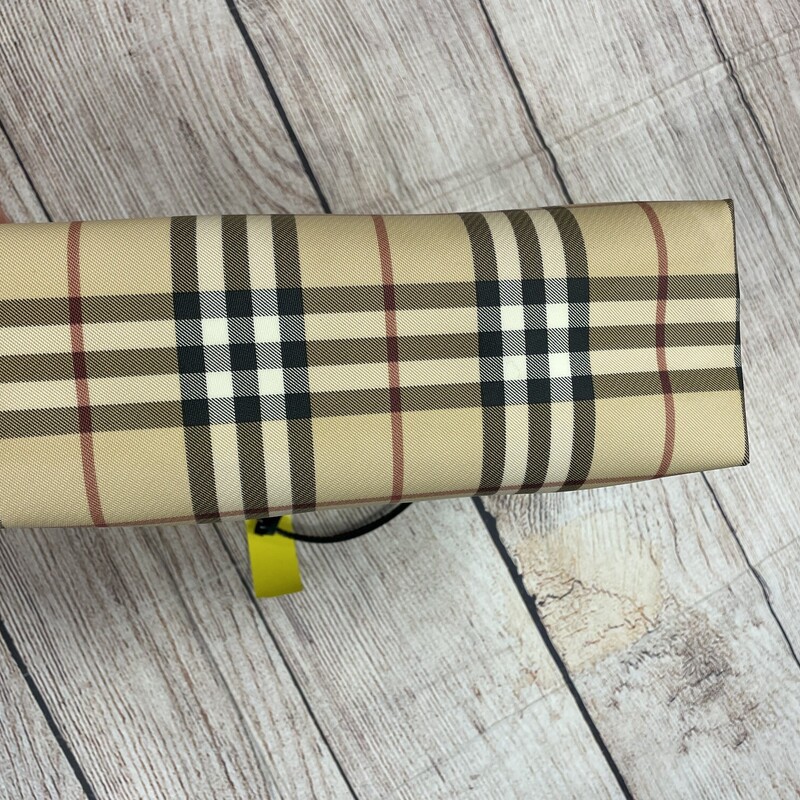 Sale!! was $489.99 NOW $391.99

Burberry Classic Nova Purse As Is, Tan with a Plaid design and a Black interior, Silver Button Closure, Some Red stains on the back side of the purse on the right and a few smaller spots on the back.

Measurements: 11x4x10.5 inches.

*Additional shipping and insurance rates will apply. A separate invoice will be sent due to the value of this item.