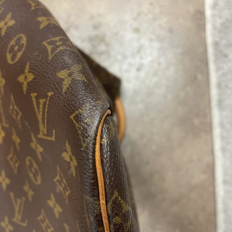 LV Keepall 55, Brown, Size: As Is,  Monogram Keepall 55 Monogram, Some staining on one of the straps on the bottom, Unisex Bag,  Hardware is a Gold Closure.<br />
<br />
12.2'' x 21.65'' x 9.84''<br />
Handle Length 11.41''