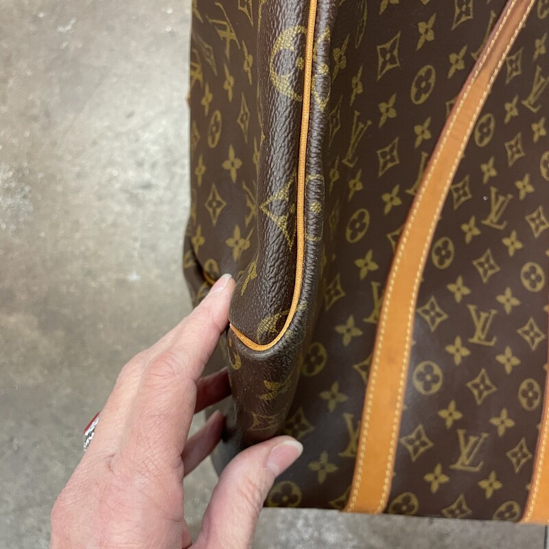 Sale was 859.99 NOW 687.99

LV Keepall 55, Brown, Size: As Is,  Monogram Keepall 55 Monogram, Some staining on one of the straps on the bottom, Unisex Bag,  Hardware is a Gold Closure.

12.2'' x 21.65'' x 9.84''
Handle Length 11.41''

*Additional shipping and insurance rates will apply. A separate invoice will be sent due to the value of this item.