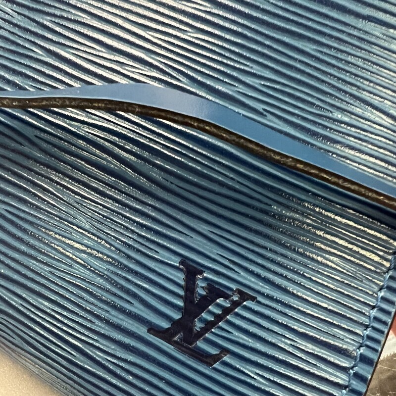 Louis Vuitton Blue Epi Leather Pochette With Logo Embossed On The Exterior, Blue Suede Lining, Gold-tone Hardware, Zipper Closure, Top Handle With A Hook (can Be Worn As A Wristlet)<br />
Comes with CERTIFICATE OF AUTHENTICITY<br />
Brand : Louis Vuitton<br />
Country Of Origin : France<br />
Type : Pochette, Pouch Epi leather<br />
Color : Blue<br />
Closure : Zipper<br />
Size Hxwxd Cm : 11.5cm x 21.5cm x 2.5cm / 4.52'' x 8.46'' x 0.98'' Width Cm : 21.5 Depth Cm : 2.5<br />
Handle Drop Cm : 14.00cm / 5.51''<br />
Serial Number : AR1915 (date: 11 of 1995)<br />
Condition : Used (very good - VINTAGE).   A few traces of usage<br />
This bag is available in similar condition on Mercari for $800.00 and vestiairecollective for $762.00