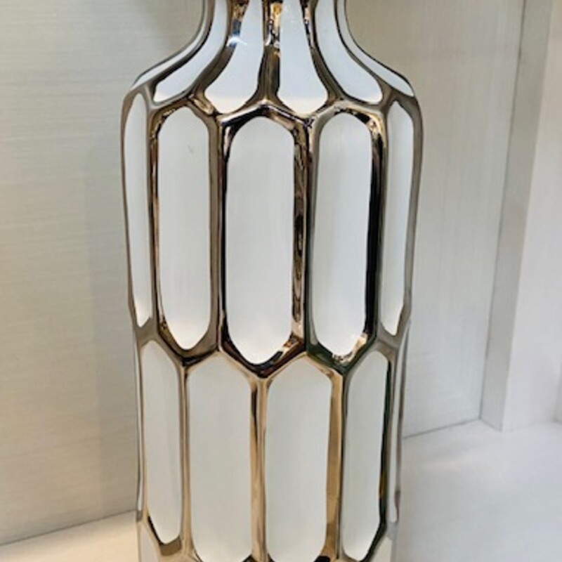 Hexagon Ceramic Pillar Candleholder
White Silver Size: 4 x 11H