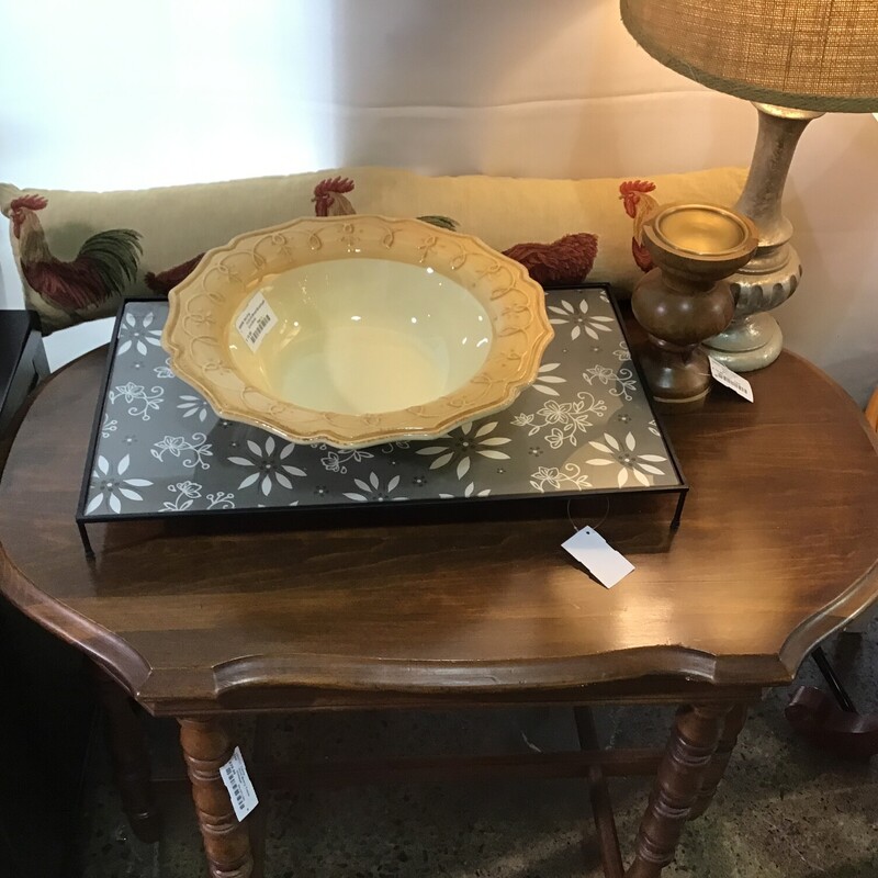 This beautiful oval table features scalloped edges and 6 beautiful legs. It is in excellent condition!
Dimensions are 34 in. x 21 in. x 30 in.
