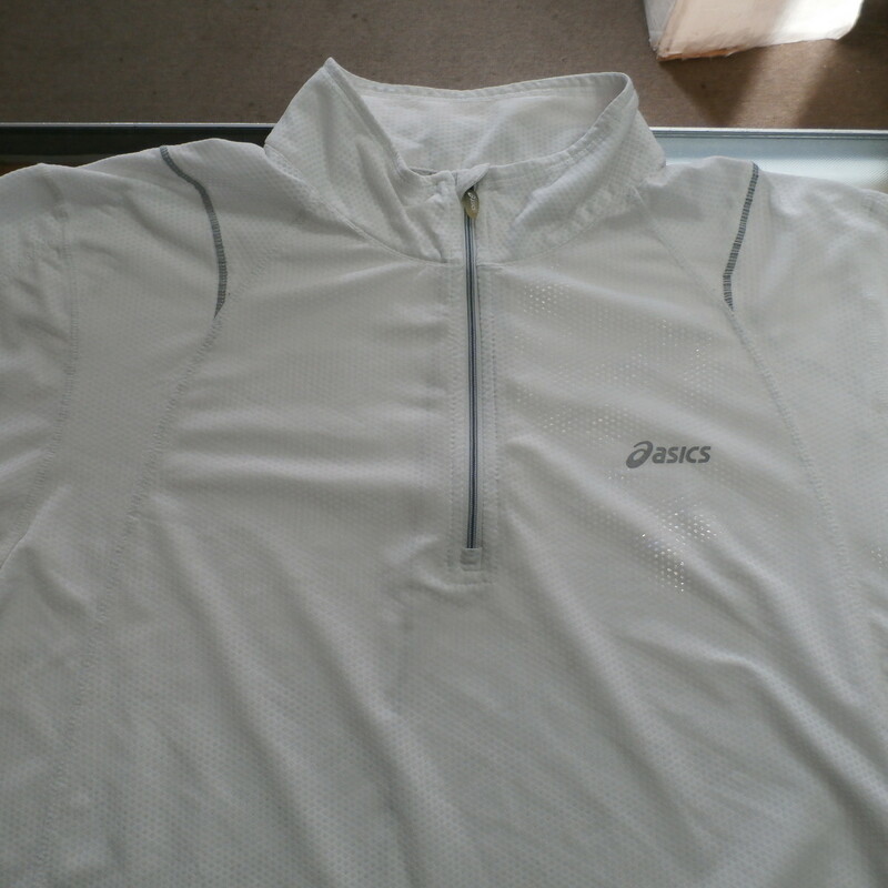 Asics Men's 1/4 Zip Light Weight Pullover Size XL White polyester #35907
Rating: (see below) 4- Fair Condition
Team: N/A
Player: N/A
Brand: Asics
Size: Men's XL- (Measured Flat: Across chest 24\"; Length 28\")
Measured Flat: underarm to underarm; top of shoulder to bottom hem
Color: white
Style: Long sleeve; screen pressed; 1/4 Zip light weight pullover jacket; (Fits Like A Size Large)
Material: 100%polyester
Condition: 4- Fair Condition: wrinkled; minor pilling and fuzz; item has some light staining;
Item #: 35907
Shipping: $FREE