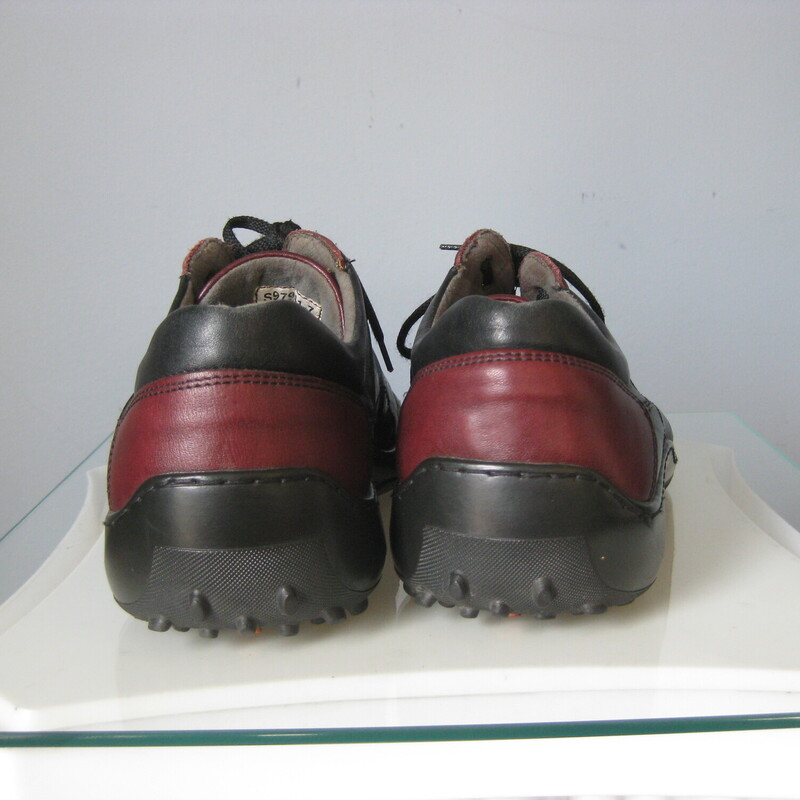 Vtg Lthr Impulse, Blk/red, Size: 7.5D<br />
<br />
funny little pair of leather sneakers made in Romania.<br />
These are done in sturdy burgundy and black leather with a big funky square toe<br />
Marked size 40, should fit a us mens size 7.5, womens 9<br />
<br />
They've been worn but no flaws.<br />
<br />
thanks for looking!<br />
#57588