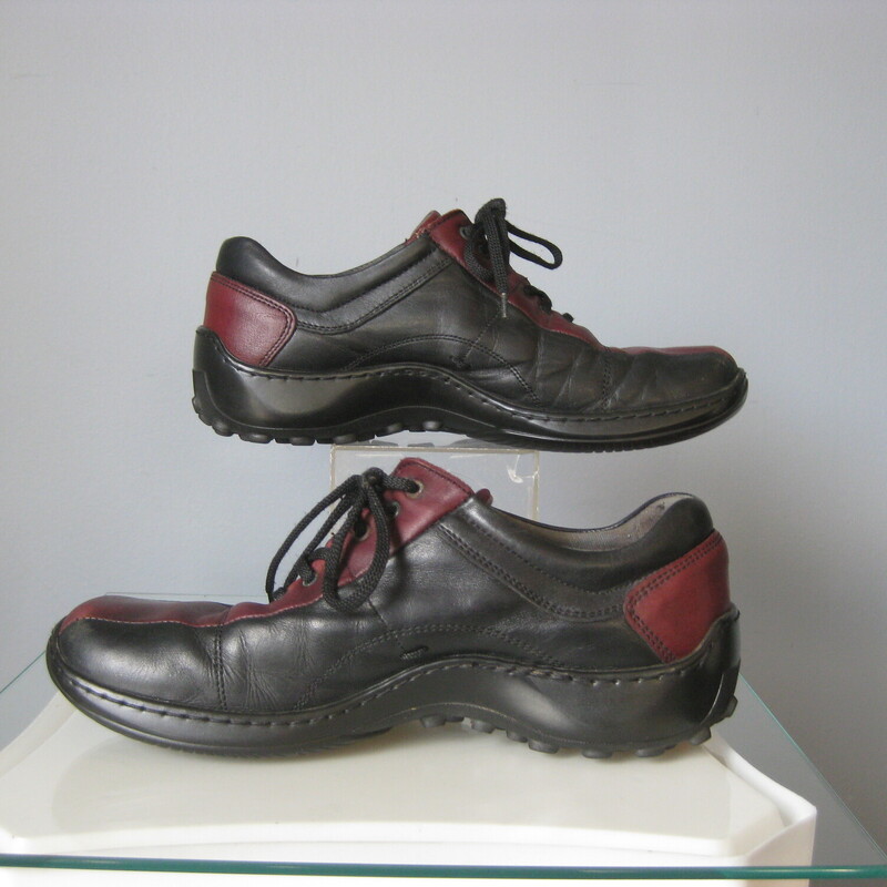 Vtg Lthr Impulse, Blk/red, Size: 7.5D<br />
<br />
funny little pair of leather sneakers made in Romania.<br />
These are done in sturdy burgundy and black leather with a big funky square toe<br />
Marked size 40, should fit a us mens size 7.5, womens 9<br />
<br />
They've been worn but no flaws.<br />
<br />
thanks for looking!<br />
#57588