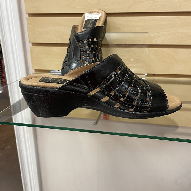 New Clarks Leather Sandals, Basket Weave Design, Black, Size: 7.5