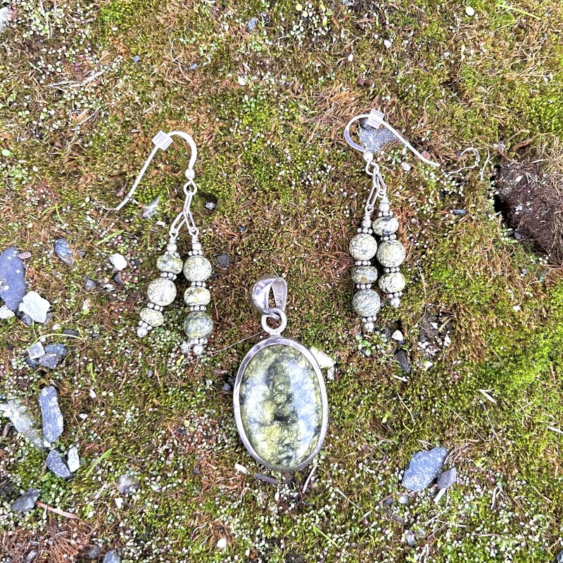 .925 Connemara Earrings and Pendant Set,
Green Marble
Wire Earrings