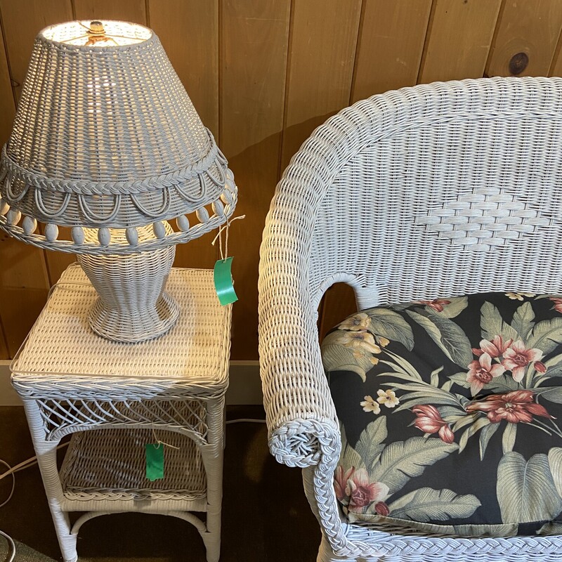 White Wicker Table Lamp,
Size: 13 x 22
This wicker table lamp has a scalloped and beaded shade with a ginger jar shap base.
