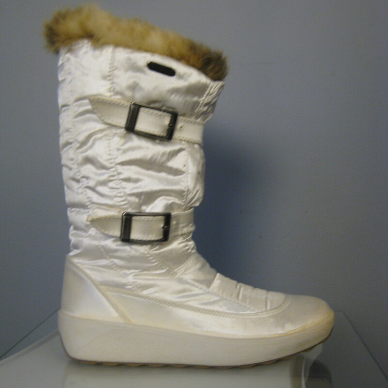Cute pair of winter boots from Pajar.<br />
These are white water proof buckling boots with faux fur trima and I believe real shearling interior.<br />
Shiny fabric exterior and rubber slip resistant outsoles.<br />
<br />
Marked size 38<br />
These fit a little small so I am recommending then for a US size 6 or 6.5 gal.<br />
<br />
Excellent pre-owned condition with a small nicked area on the edge of one boot.<br />
<br />
thank you for looking!<br />
#57687